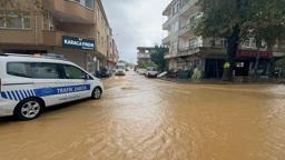 Sakarya’da sağanak; yollar ve sokaklar suyla kaplandı