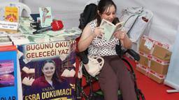 Yürüme engelli Esra, hayat hikayesini kitabı ‘Umut’ta anlattı