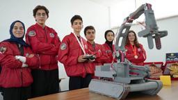 Geliştirdikleri paletli kargo taşıma robotuyla TEKNOFEST’te birinci oldular