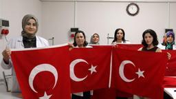 Bayrak sevgisini el emeğiyle yaşatıyorlar