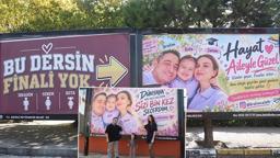 Eşine ve kızına sevgisini billboardlara taşıdı
