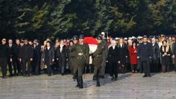 Bakan Göktaş, kadınlarla Anıtkabir'i ziyaret etti