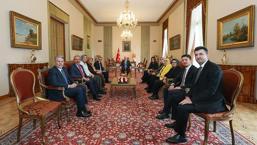 Yapay Zeka Araştırma Komisyonu raporunu, TBMM Başkanı Numan Kurtulmuş'a sundu