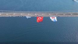 1915 Çanakkale Köprüsü’ne Türk bayrağı asıldı