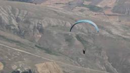Kayalıklara düşen yamaç paraşütü pilotu öldü