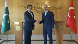 Bakan Uraloğlu, Pakistanlı mevkidaşı Abbasi ile bir araya geldi