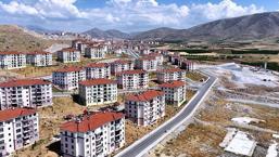 Bakan Kurum, Malatya'da sosyal konutlarına yerleşen Başar çiftinin görüntülerini paylaştı