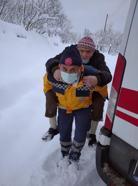 Ambulans şoförü hastayı 500 metre sırtında taşıdı