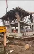 İnşaat halindeki bina, beton dökümü için hazırlık yapılırken çöktü