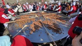 Festivalde 6 ton sucuk dağıtıldı, 25 metrekare tavada sucuklu yumurta pişirildi