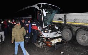 Yolcu otobüsü ile 2 TIR'ın karıştığı kazada 1 kişi öldü, 13 yolcu yaralandı
