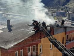 Trabzon'da 6 katlı apartmanın çatısında yangın