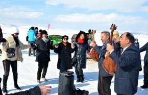 Çıldır Gölü'ne gelen turistleri halk ozanları karşıladı