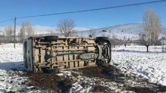 Kardan kayan minibüs şarampole devrildi
