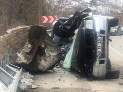 Heyelanda yamaçtan kopan kaya kamyonetin üzerine düştü: 4 ölü