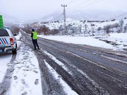 Posof- Ardahan kara yolu kardan kapandı, ilçede okullar 1 gün tatil edildi