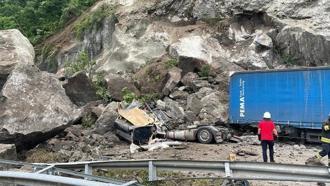 Artvin’de heyelan; kayaların altında kalan TIR'ın şoförü öldü