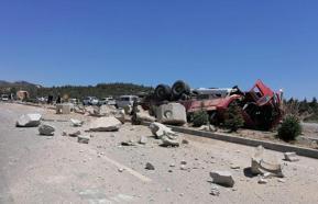Denizli'de devrilen kamyonun şoförü öldü