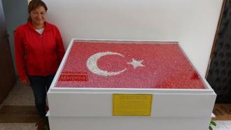 'Yıpranmış bayrak, uykumu kaçırıyor' dedi, bir gecede ilçedeki Türk bayraklarını değiştirdi