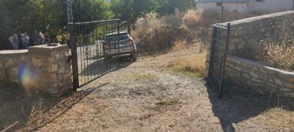 Almanya’dan köyüne döndü; el frenini çekmediği otomobilinin altında kalıp, öldü