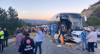 Kastamonu'da yolcu otobüsü ile traktör çarpıştı: 1 ölü, 10 yaralı