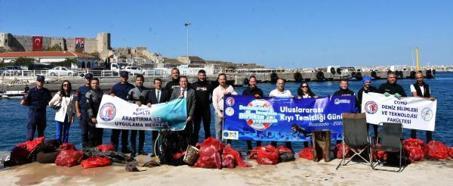Bozcaada Limanı'nda 30 dakikada 40 çuval çöp toplandı