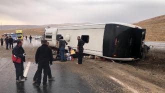 Sivas'ta göçmenleri taşıyan yolcu otobüsü devrildi; 3 ölü, 27 yaralı
