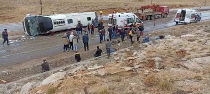 Sivas'ta göçmenleri taşıyan yolcu otobüsü devrildi; 3 ölü, 27 yaralı/ Ek fotoğraflar