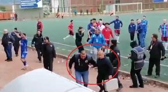 Amatör maçta sahaya atılan davul tokmağı, polisin yüzüne isabet etti