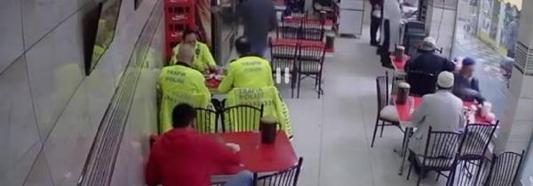 Trafik polisi, nefes borusuna yiyecek kaçan kişiyi Heimlich manevrası ile kurtardı
