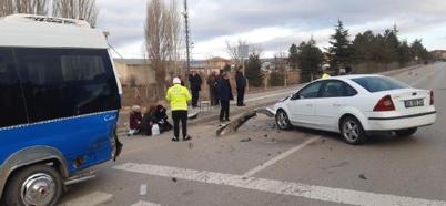 Ankara'da otomobil ve yolcu minibüsü çarpıştı: 7 yaralı