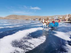 Hava sıcaklığının -17'lere düştüğü Çıldır Gölü buz tuttu