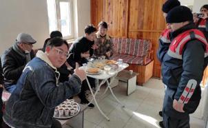 Mahsur kalan Güney Koreli turistlerin yardımına jandarma koştu