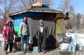 Depremde dışarıda kalan 11 kişilik aile, çardağı eve dönüştürdü