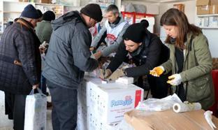 Gönüllü eczacılar, Elbistan'da ilaçları depremzedelere ücretsiz veriyor