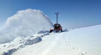 2 bin 900 rakımlı askeri üs bölgesinin kardan kapalı yolu açıldı