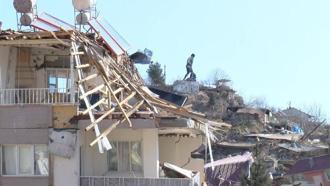 Harmanlı'da depremle gelen hasar