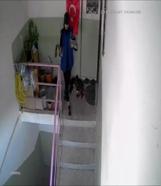 Ankara'da girdiği apartmandan ayakkabı çalan hırsız, kameralara yakalandı