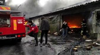 Sakarya'da, mangal kömürü üretim tesisinde yangın çıktı