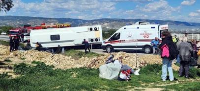 Denizli'de tur midibüsü ile otomobil çarpıştı: 1 ölü, 22'si turist 24 yaralı