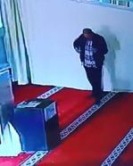 Samsun'da caminin bağış kasasından hırsızlık kamerada