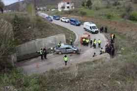Otomobil 5 metreden alt geçide devrildi: 1'i çocuk 3 ölü, 2 yaralı