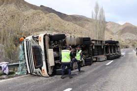 Freni boşalan TIR devrilip sürüklendi; sürücü yaralı