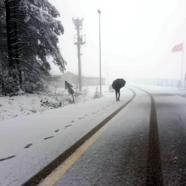 Bolu Abant'ta kar yağışı; 10 santimetreye ulaştı (2)