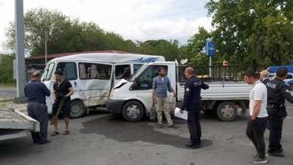 Aydın'da öğrenci servisi ile kamyonet çarpıştı: 12'si öğrenci 13 yaralı
