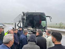 Öğrencileri taşıyan otobüs, TIR'a arkadan çarptı: 33 yaralı (2)