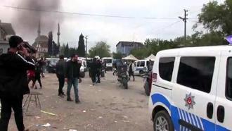 Kavgada ölen kişinin yakınları, cenaze namazı sonrası saldırganlara ait 2 eve saldırıp ateşe verdi