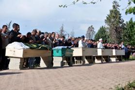 Kamyonun asker uğurlayanların arasına daldığı kazada ölen 13 kişinin cenazeleri teslim edildi (2)