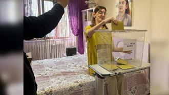 World's tallest woman casts her vote at home