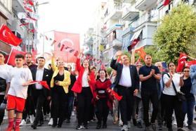 Balçova'da 19 Mayıs'ı kortej yürüyüşü ve halk oyunları gösterileriyle kutladı